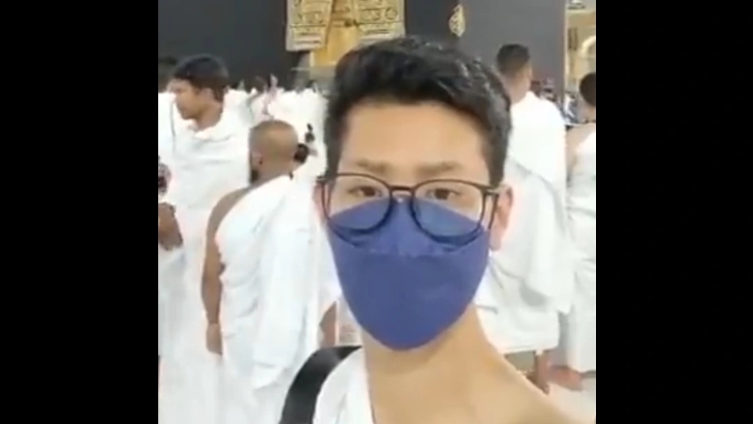 Heboh Perempuan Asal Malaysia Pakai Ihram Laki-laki di Depan Ka'bah