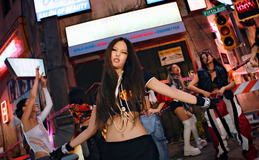 Jennie BLACKPINK Pakai Jersey MU di MV 'Pink Venom', Netizen Heboh
