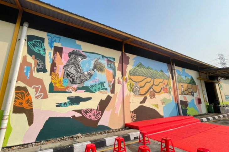 Mural 'Gemah Ripah Loh Jinawi' Hiasi Pasar Induk Beras Cipinang