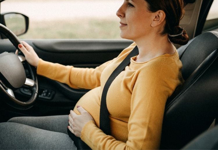4 Tips Aman Ibu Hamil Menyetir Mobil Sendiri