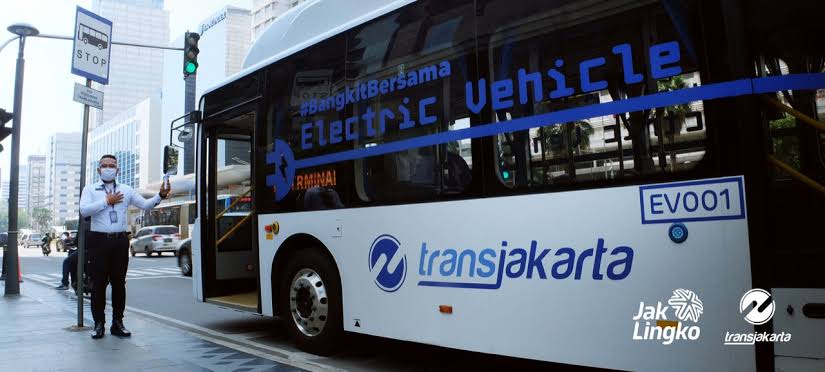 Viral Pengendara Mobil Ngamuk hingga Tampar Sopir Bus TransJakarta