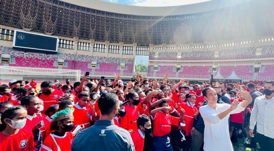 Jokowi Resmi Luncurkan Papua Football Academy