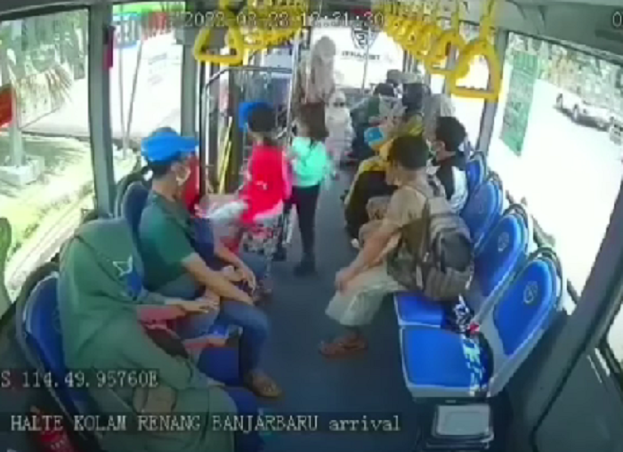 Viral Video Pria Serang Wanita di Bus Trans Banjarbakula, Pelaku Diduga ODGJ