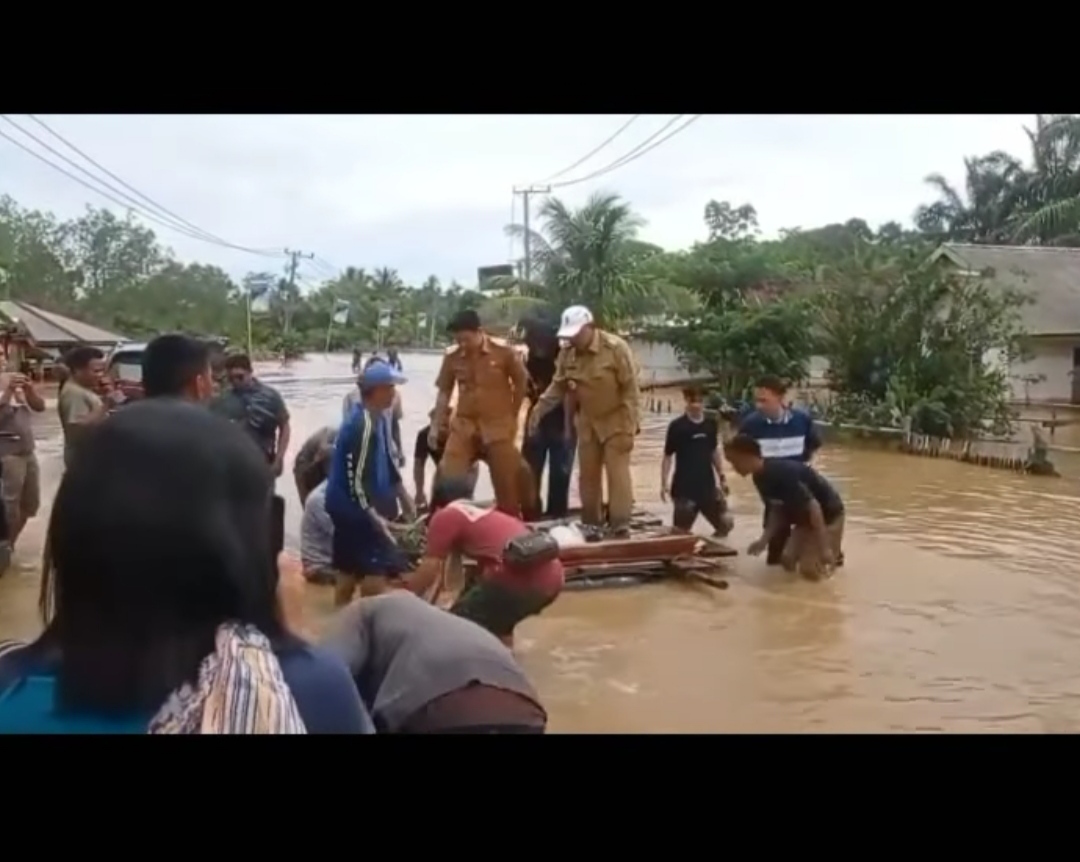 Pantau Banjir Naik Rakit, Video Viral Bupati Bengkulu Tuai Hujatan Netizen