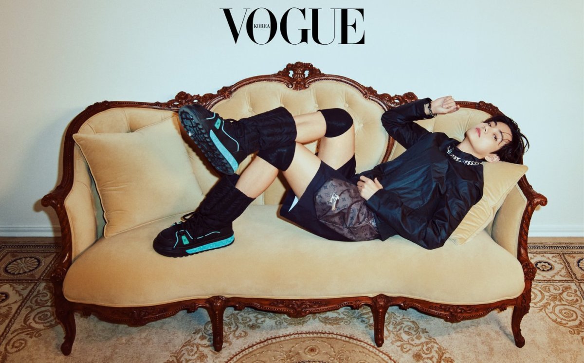 Spoiler Alert! V BTS Jadi Cover Vogue Korea Edisi Oktober 2022