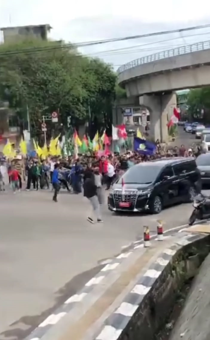 Viral Mobil Wapres Ma’ruf Amin Diadang Pedemo BBM di Palembang