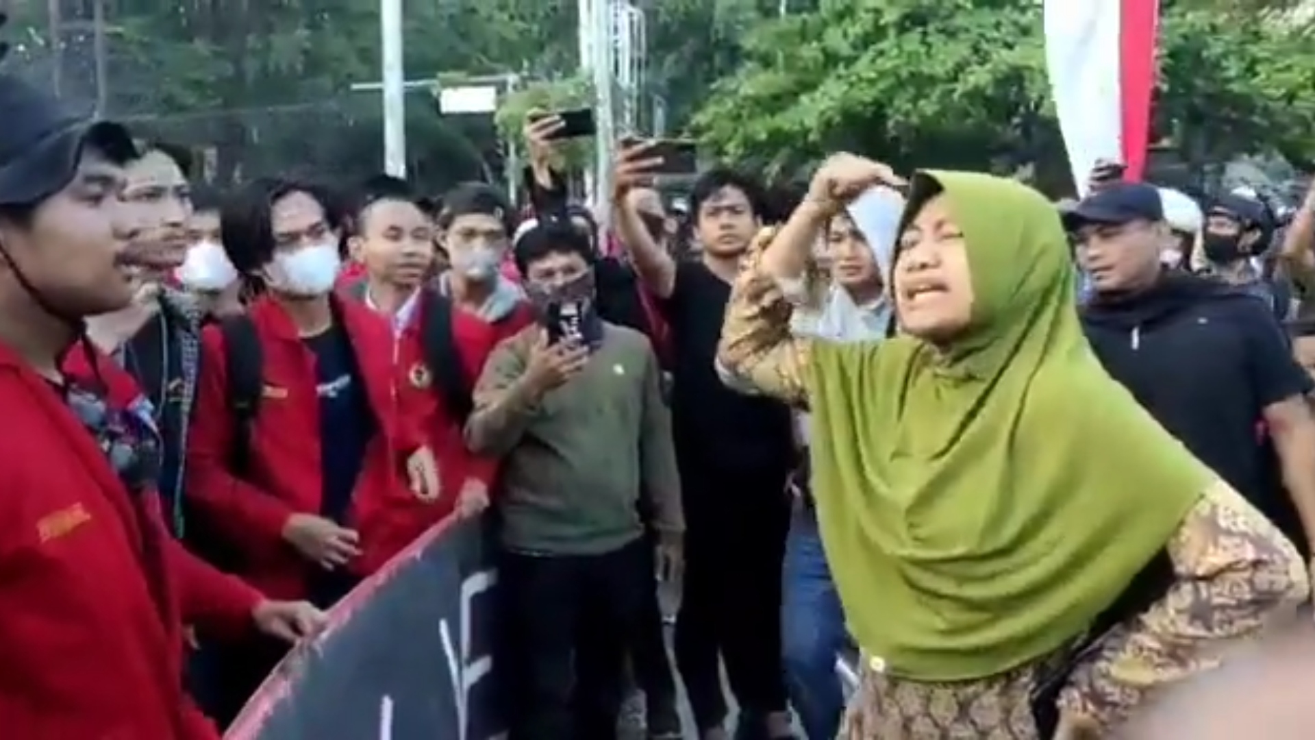 Mahasiswa Unhas Tutup Jalan saat Aksi Demo, Emak-emak Protes