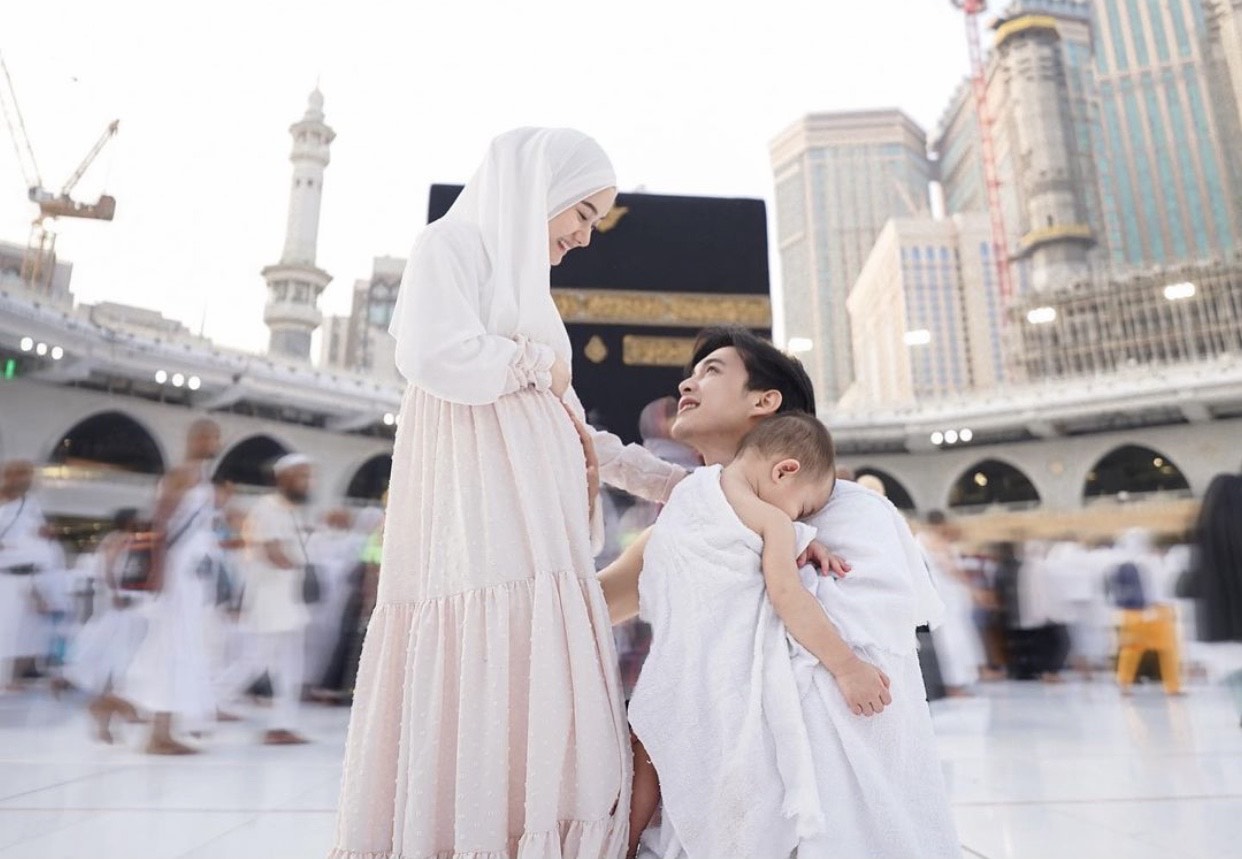 Dinda Hauw dan Rey Mbayang Umumkan Hamil Anak Kedua di Depan Ka'bah