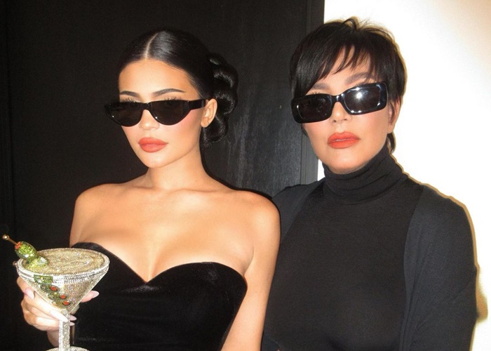 Kylie dan Kris Jenner Kembali Luncurkan Koleksi Makeup Limited Edition 