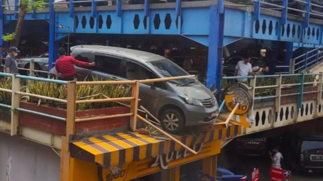 Viral Mobil Hampir Terjun dari Parkiran, Begini Kronologinya