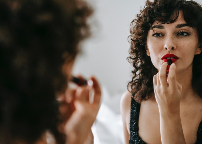 Jangan Sembarangan, Simak 4 Teknik Aplikasi Lipstik Sesuai Bentuk Bibir! 