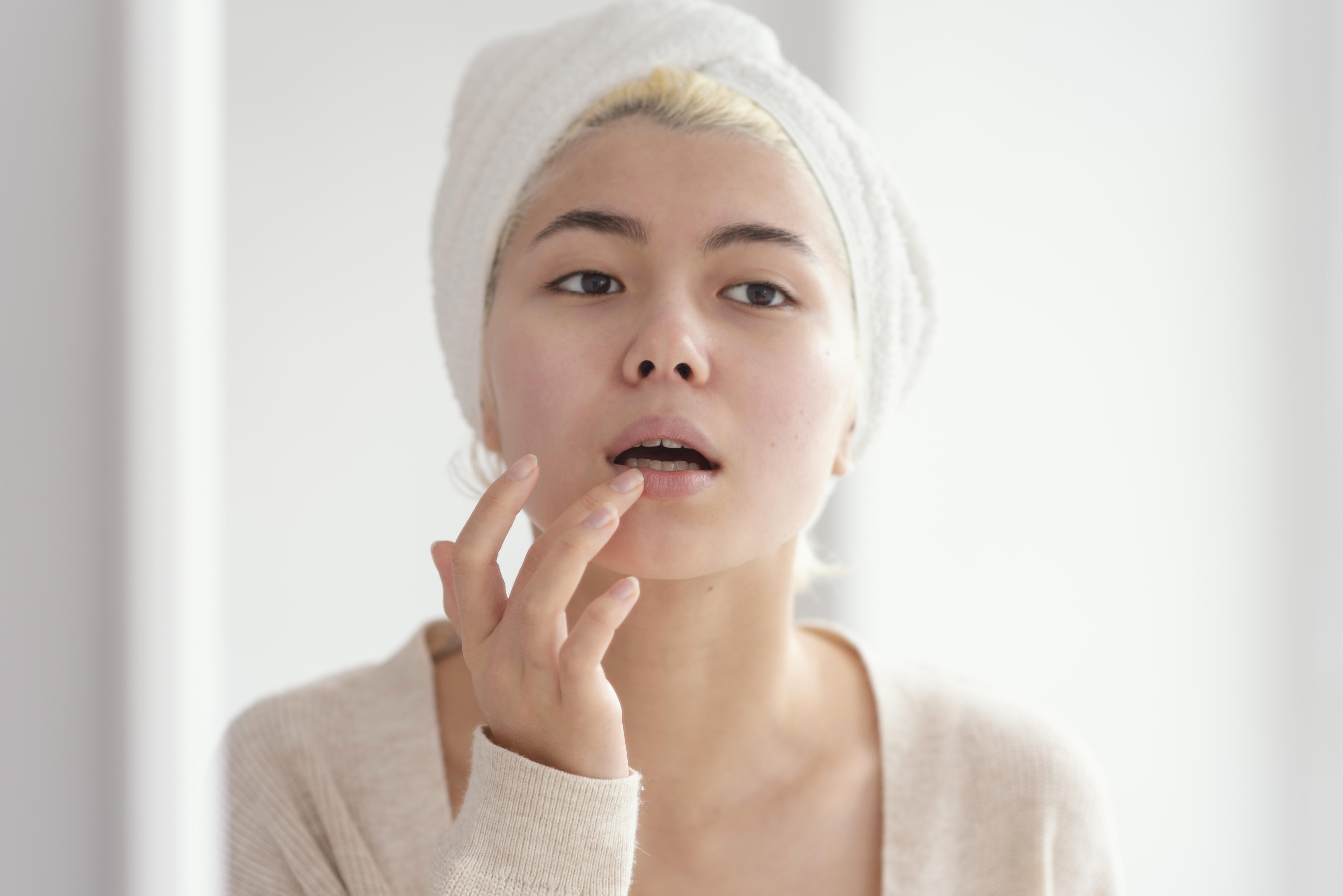 1664179479-Ilustrasi-Wanita-Aplikasikan-Produk-Bibir.jpg