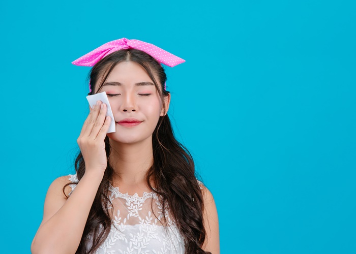 Seberapa Ampuh Blotting Paper untuk Atasi Wajah Berminyak? 
