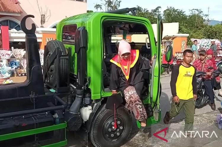 Mahasiswa UMMY Solok Ini Naik Truk Sampah ke Acara Wisuda