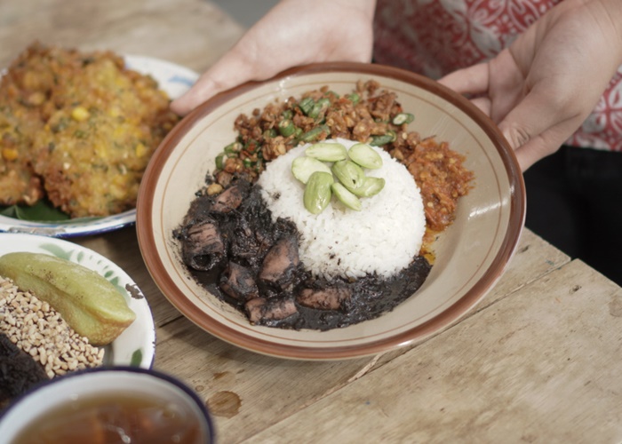 Rahasia Kenikmatan Kuliner Khas Madiun Sego Cumi Hitam 