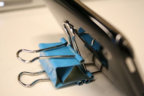 Cara Mudah 'Sulap' Binder Clip Jadi Dudukan Ponsel
