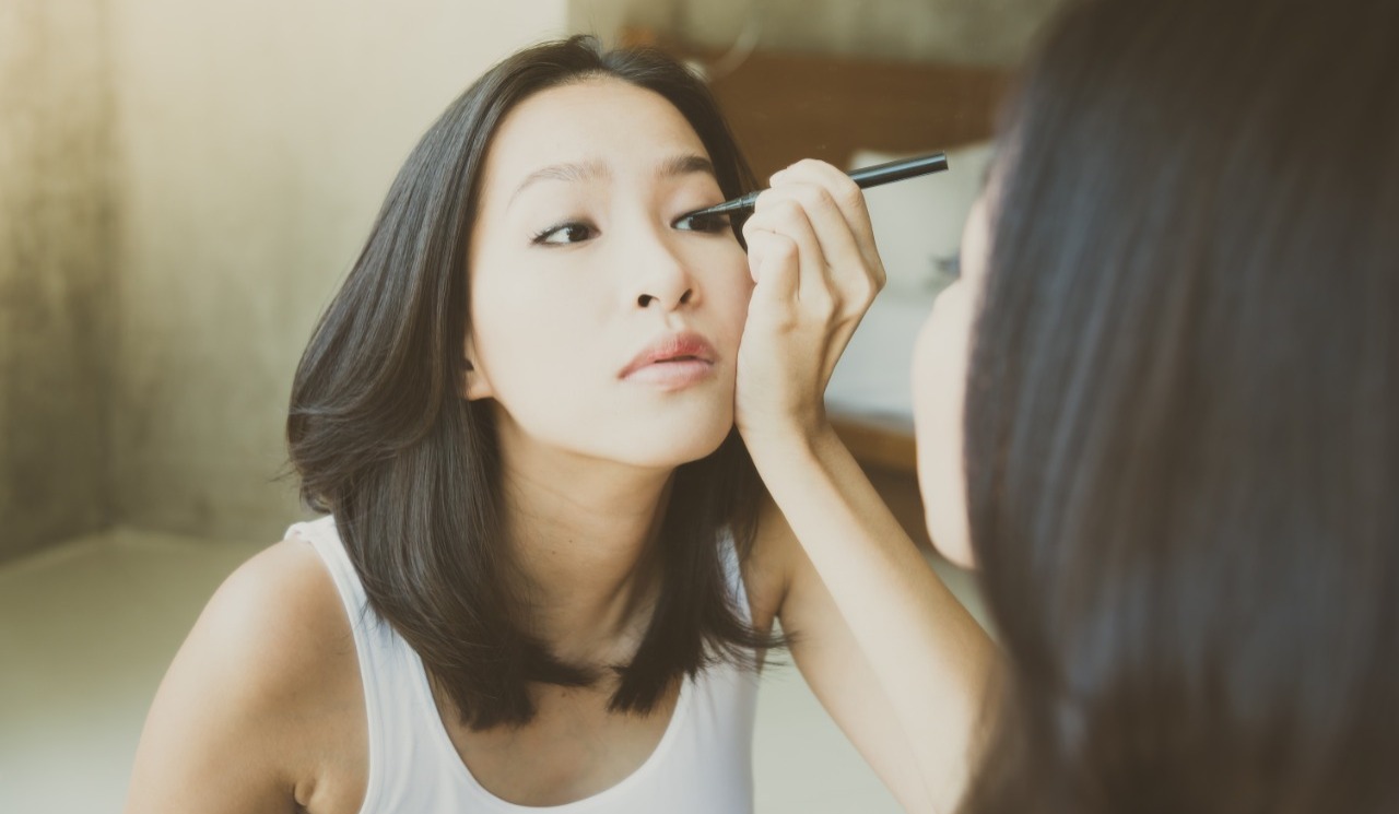 Trik Pakai White Eyeliner untuk Samarkan Kantung Mata Hitam
