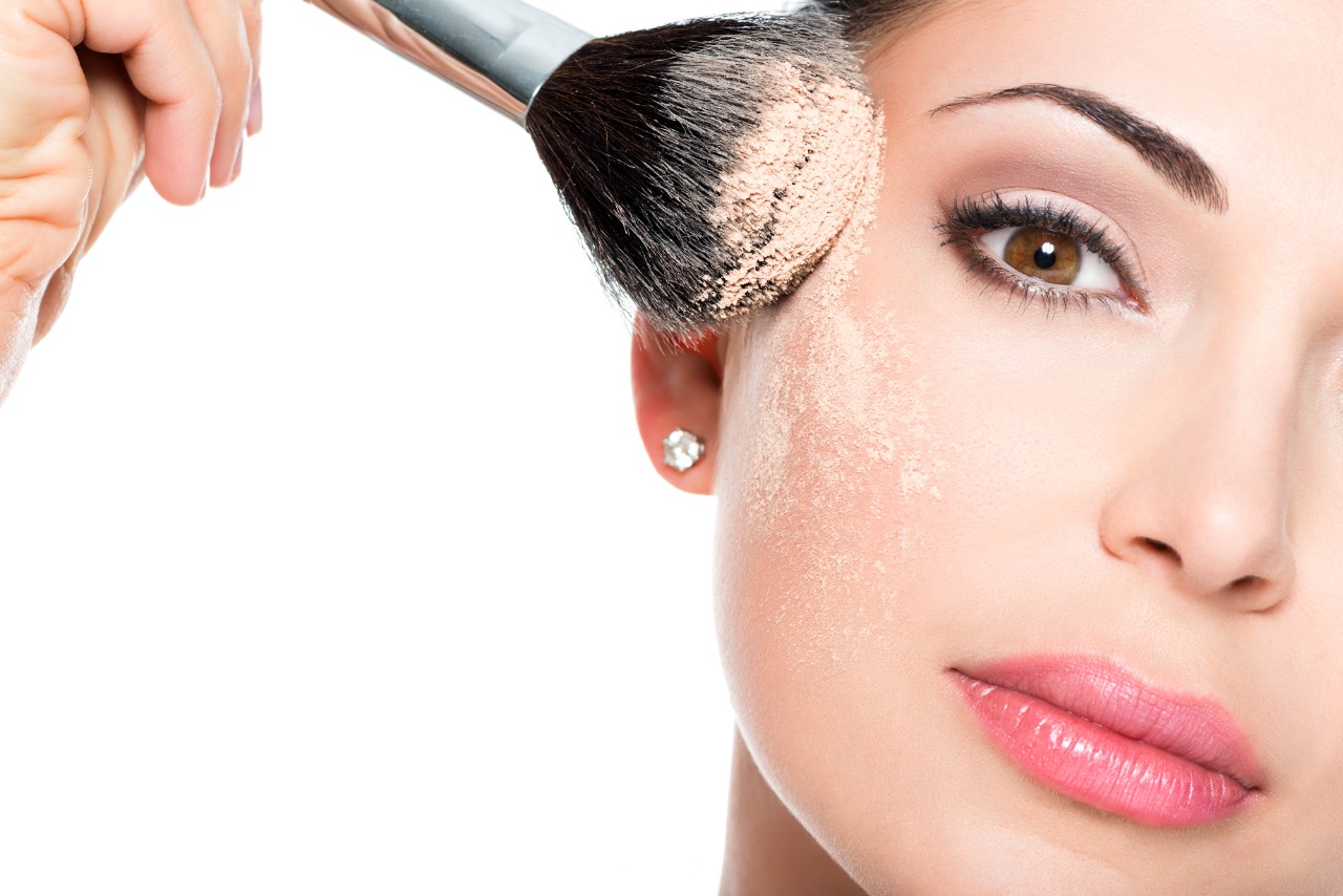 4 Tips Pakai Bedak Tabur Biar Hasil Maksimal