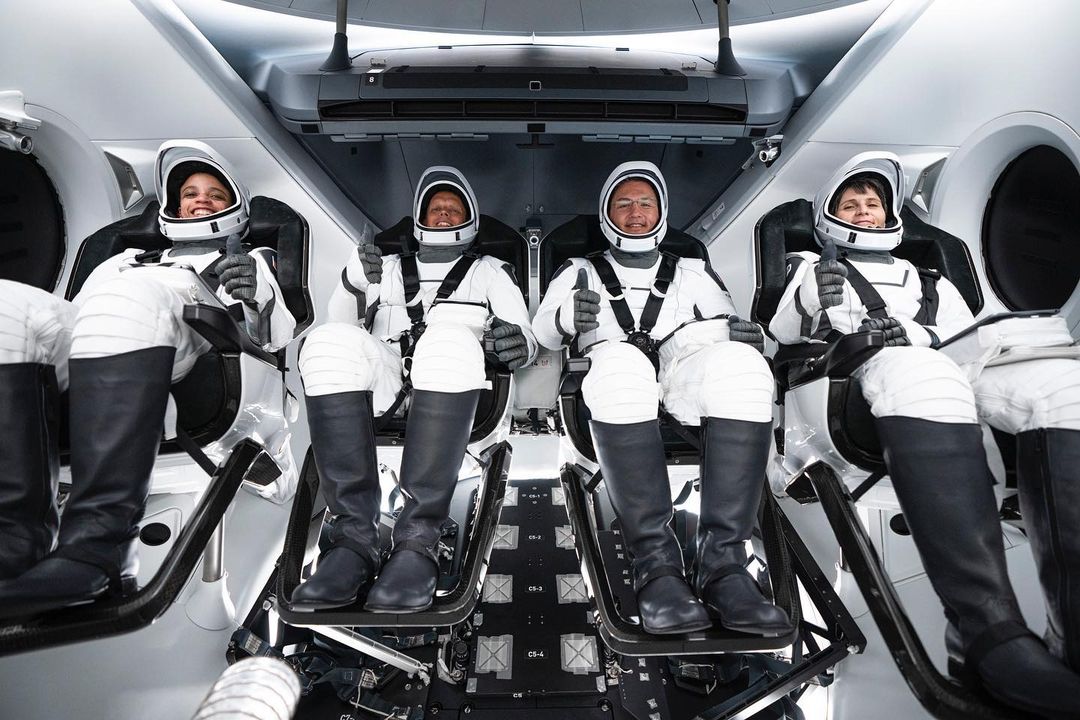 1665813137-Crew4.jpg