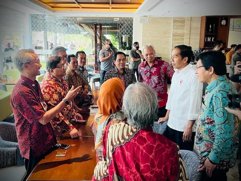 Momen Jokowi Ketemu Teman Kuliah, Tertawakan Isu Ijazah Palsu