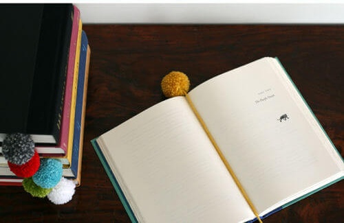 DIY Bikin Pembatas Buku Lucu dari Pom Pom