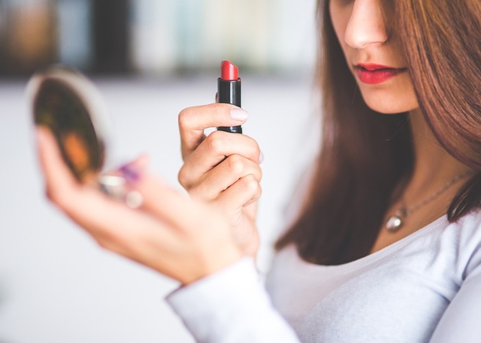 3 Mitos soal Lipstik Merah, Salah Satunya Bikin Gigi Kuning