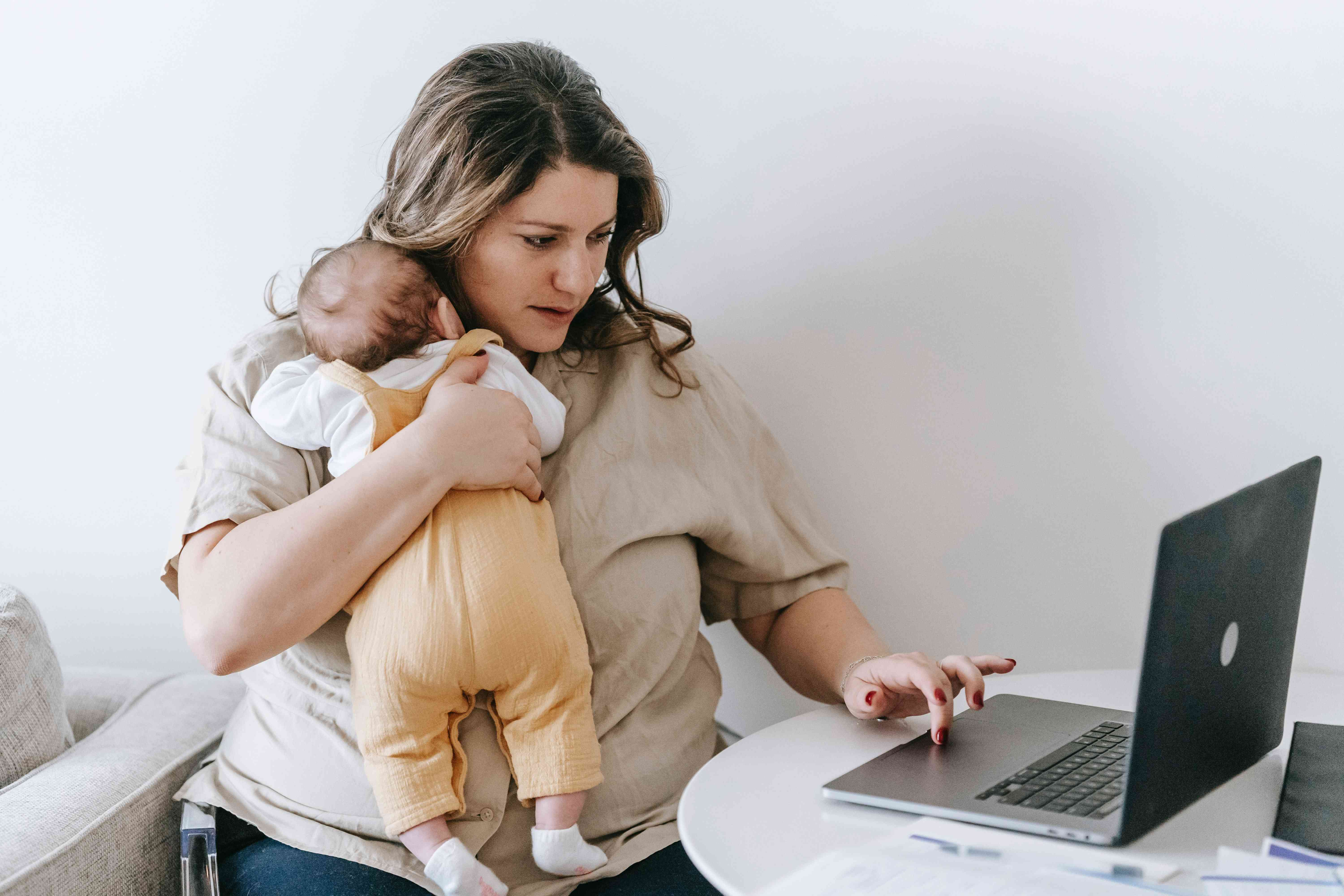 Kamu Ibu Pekerja? Simak 4 Tips Rekrut Babysitter Buat Si Kecil