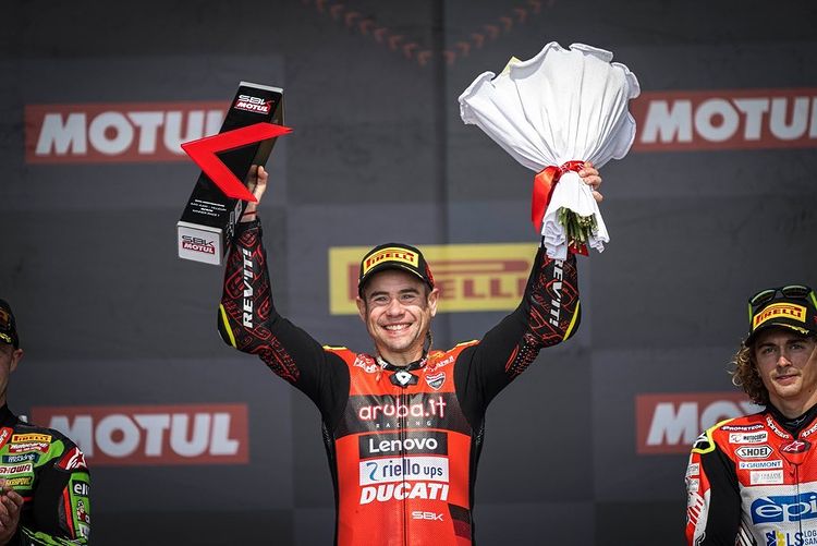 Alvaro Bautista Juara Race 1 World Superbike Argentina 2022