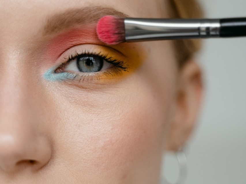 Serunya Bikin Look Liburan Kece dengan Eyeshadow ala Musim Panas