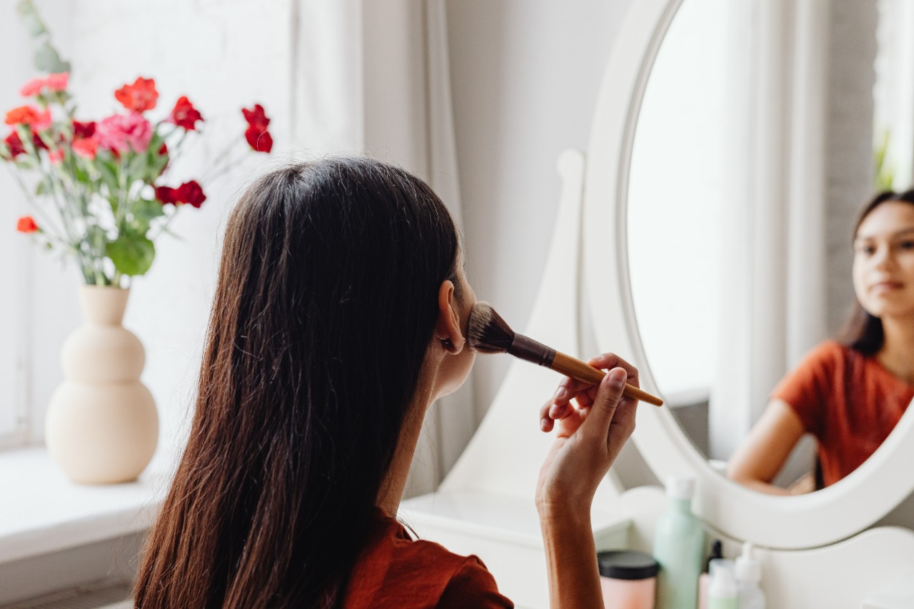 1666665302-Ilustrasi-Wanita-sedang-Makeup.jpeg