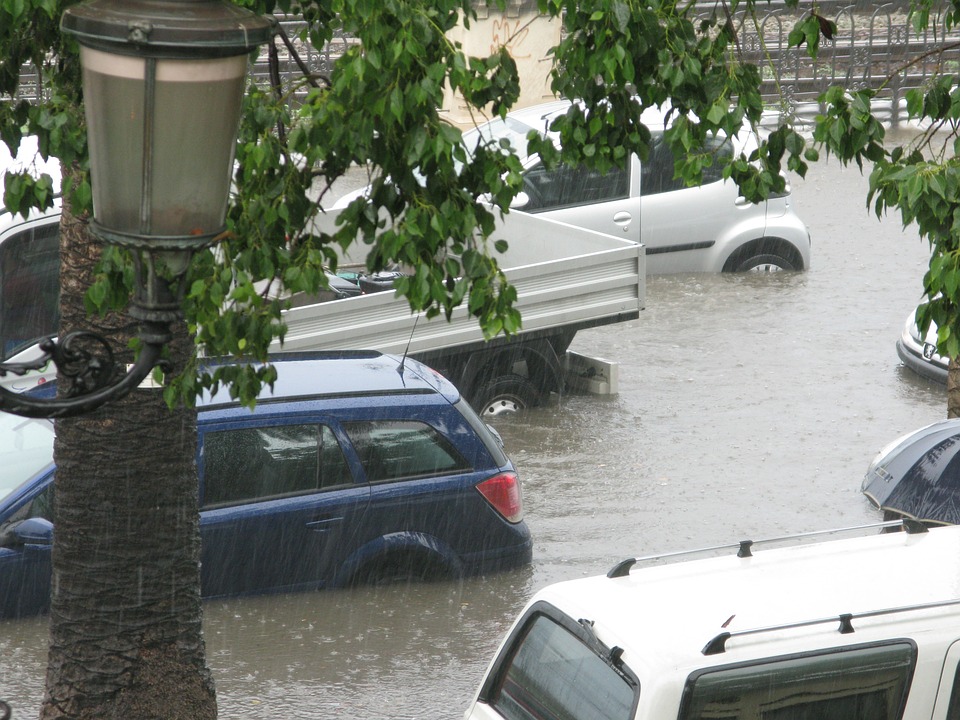 5 Ciri Mobil Pernah Terendam Banjir, Yakin Mau Beli?