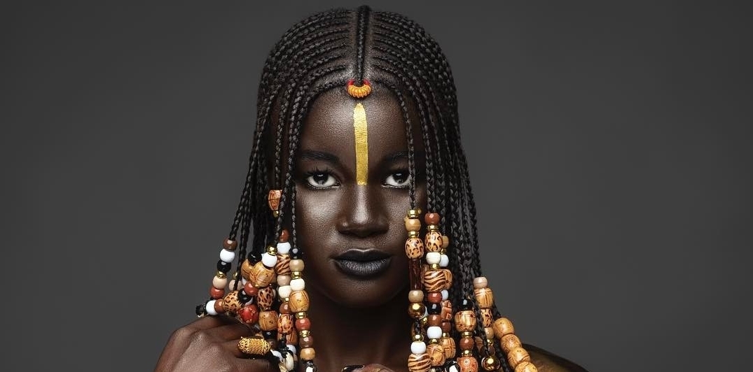 Kisah Model Khoudia Diop Patahkan Standar Kecantikan 'Kulit Putih'