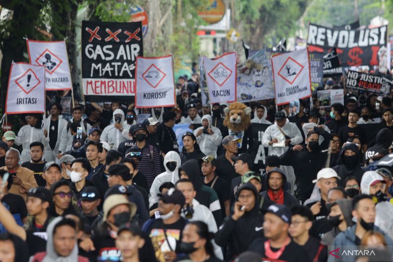 Ribuan Aremania Tuntut Pelaku Penembakan Gas Air Mata Dihukum