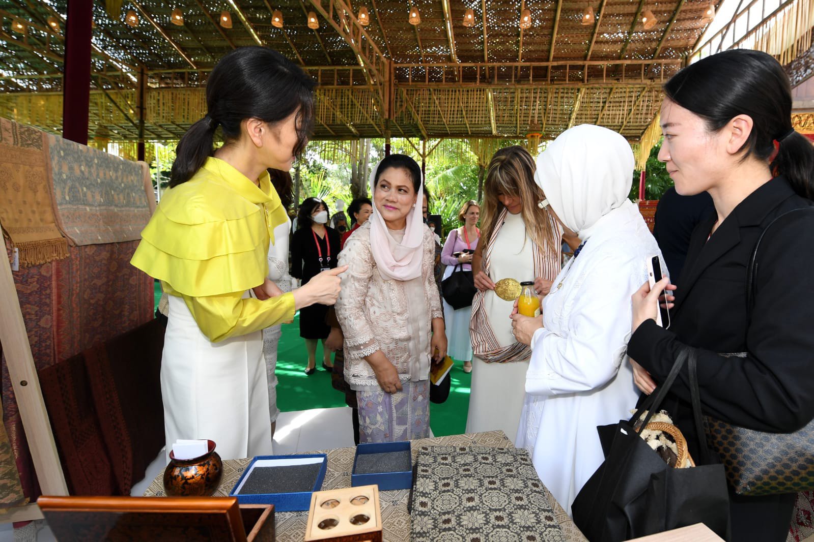 Busana Iriana Jokowi saat Dampingi Para First Ladies G20