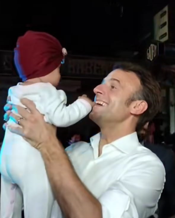 Jalan Kaki di Bali, Presiden Prancis Emmanuel Macron Sapa Warga hingga Gendong Bayi