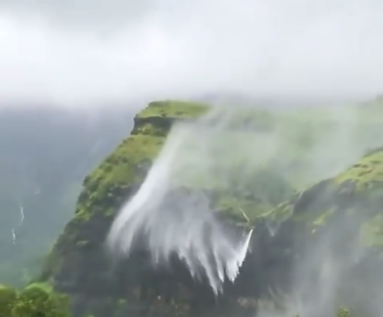 Viral Fenomena Air Terjun Terbalik di India, Airnya Menyembur ke Atas!