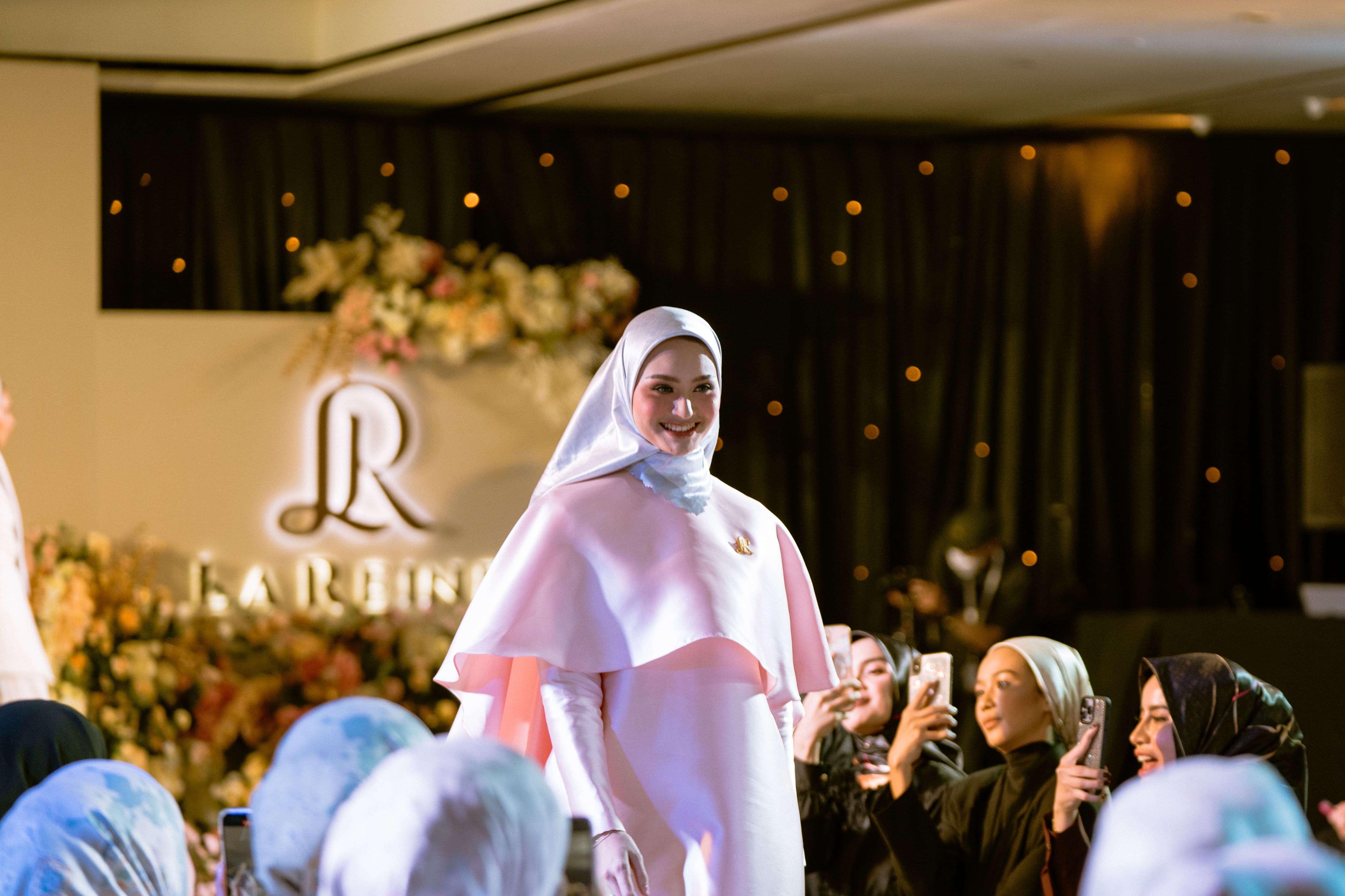 1669114397-Launching-Hijab-Premium-LaReine-Scarves--Luncurkan-Koleksi-Hijab-Premium-nan-Elegan-Bernuansa-Mewah-(5).jpg