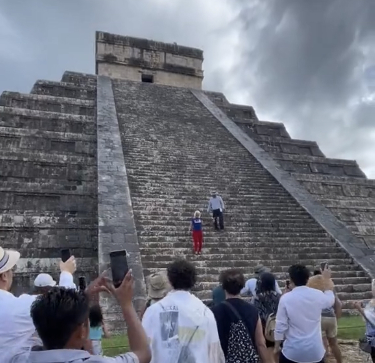 Viral Turis Panjat Piramida Maya Kuno, Aksinya Tuai Cibiran
