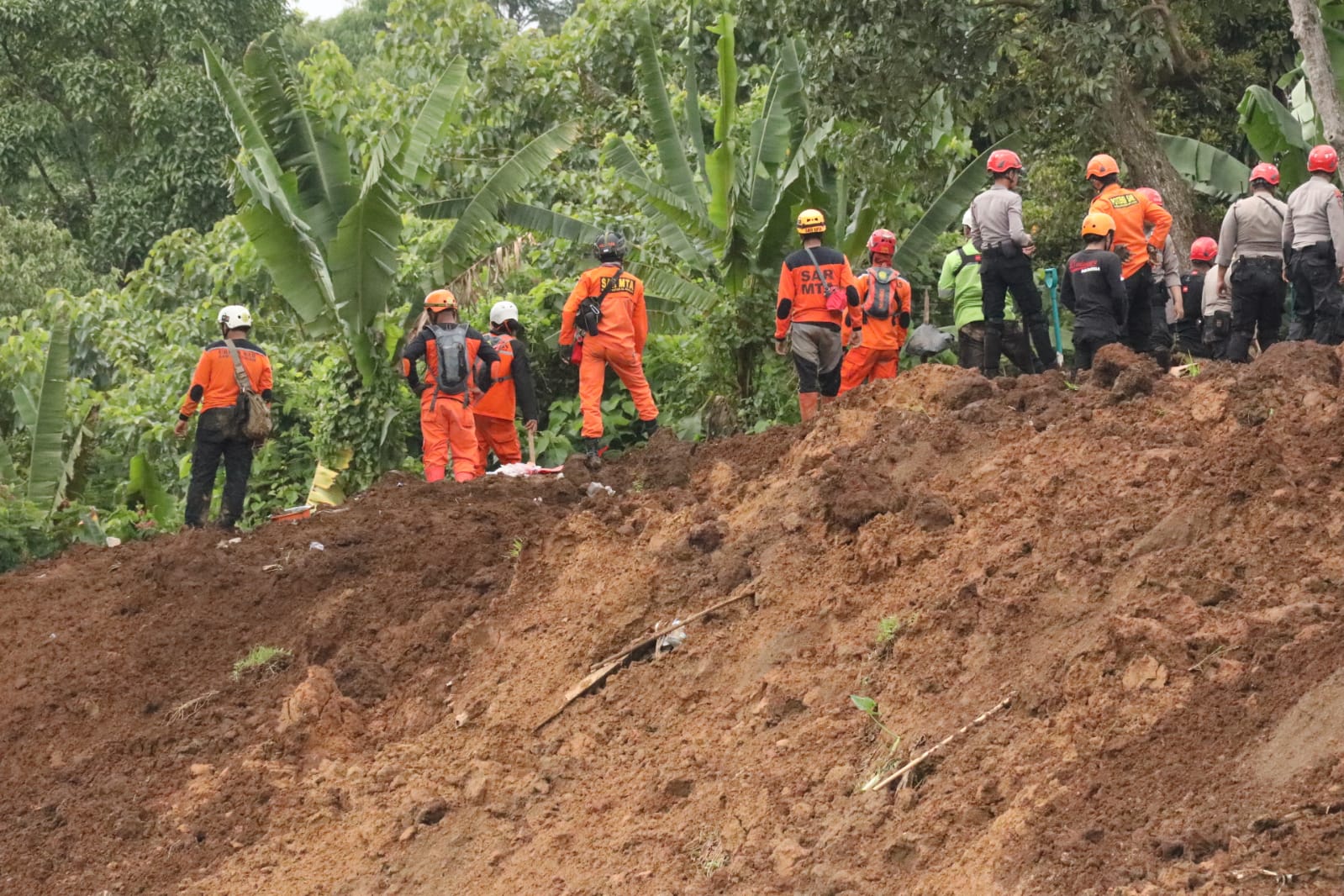 Pencarian Korban Gempa Cianjur, Tim Temukan Jasad Ibu dan Anak Berpelukan