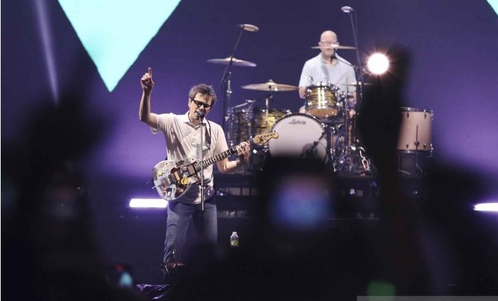 Tampil di Soundrenaline, Weezer Bawakan Lagu 'Anak Sekolah' milik Chrisye
