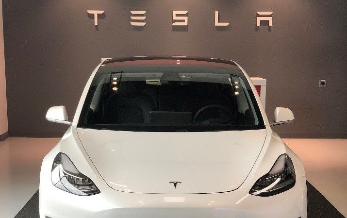 Lengkapi Fitur, Tesla Bersiap Desain Ulang Model 3