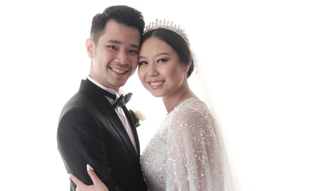 Bertabur Kristal, Gaun Pengantin Sisca Kohl Beratnya Capai 10 Kg