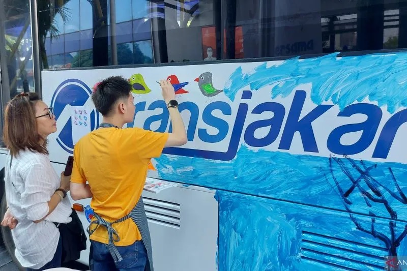 Keren! Mural Karya 15 Anak Berkebutuhan Khusus Hiasi Bus TransJakarta