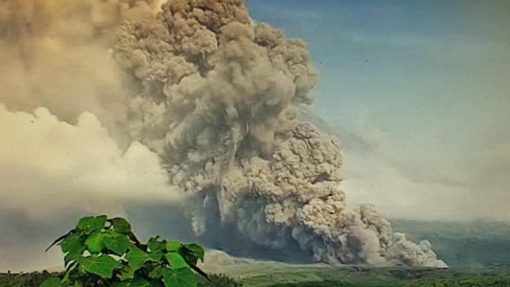 Gunung Semeru Erupsi, Muntahkan Awan Panas Sejauh Tujuh Kilometer