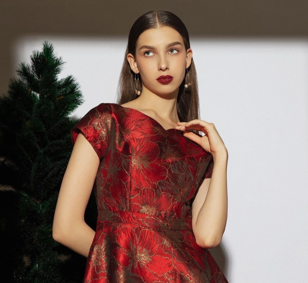‘Holiday 2022’, Hadirkan Koleksi Lace Dress Bertema Natal yang Elegan 