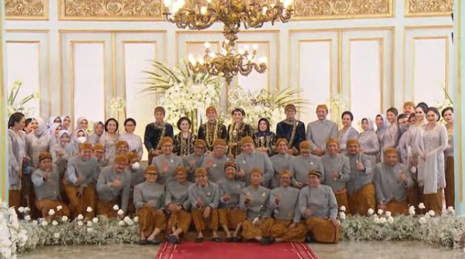 Keseruan Menteri Kabinet Indonesia Maju Foto Bareng Kaesang-Erina