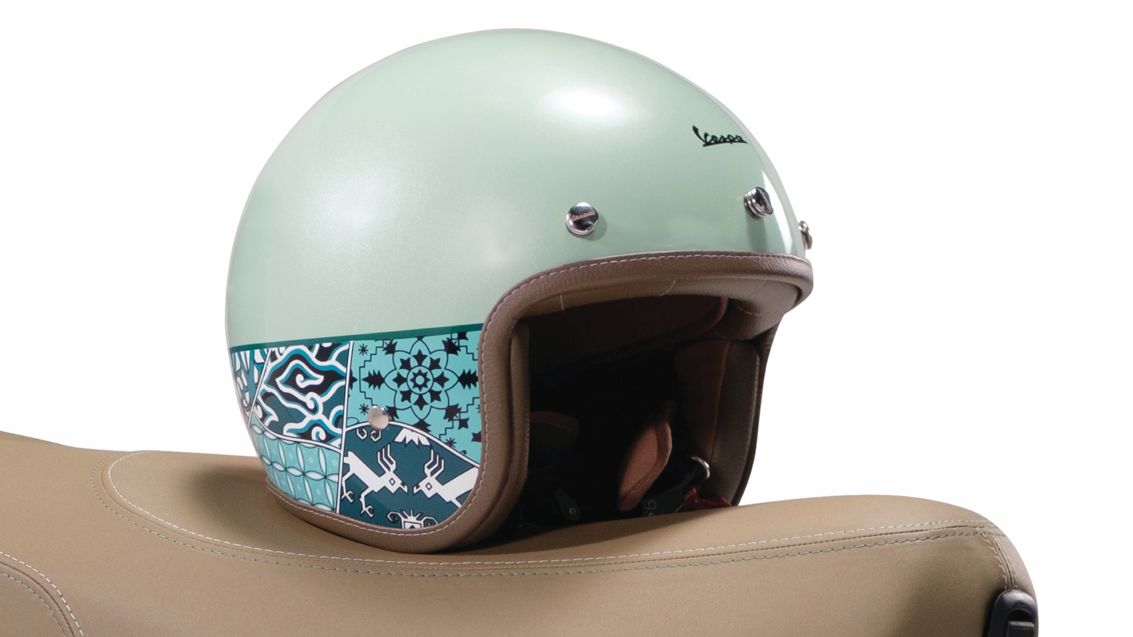 1671019156-4.-Vespa-Batik---Helmet.jpg