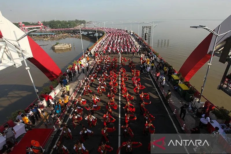 Raih Rekor Muri! 65.946 Pelajar Menari Remo di Surabaya