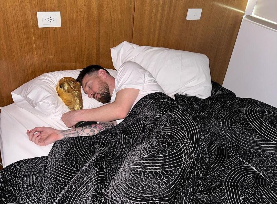 Postingan Messi Tidur Bareng Trofi Piala Dunia Pecahkan Rekor
