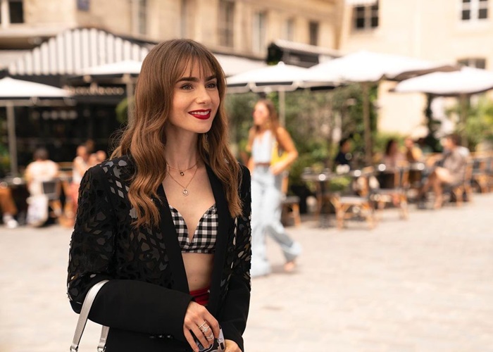 Intip Tampilan Poni Lily Collins di 'Emily in Paris' Season 3